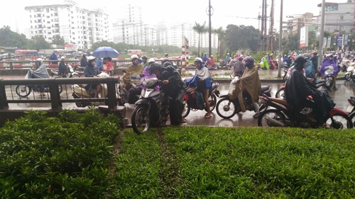 tac duong, nguoi ha noi chon chan duoi mua cho den cong so hinh anh 7