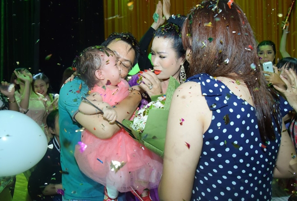 trinh-kim-chi-nghen-ngao-khi-chong-va-2-con-mung-sinh-nhat-3