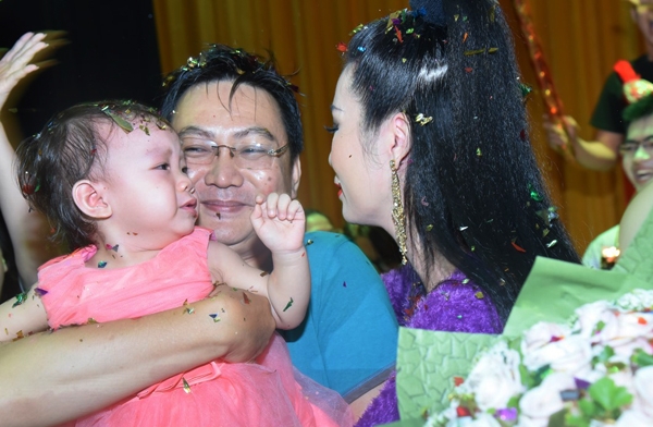 trinh-kim-chi-nghen-ngao-khi-chong-va-2-con-mung-sinh-nhat-4