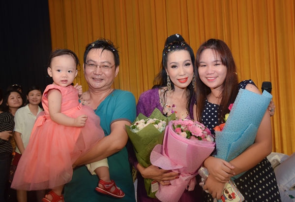 trinh-kim-chi-nghen-ngao-khi-chong-va-2-con-mung-sinh-nhat-5