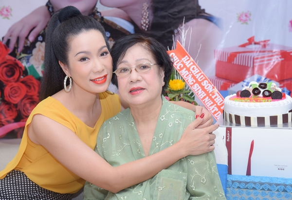 trinh-kim-chi-nghen-ngao-khi-chong-va-2-con-mung-sinh-nhat-6