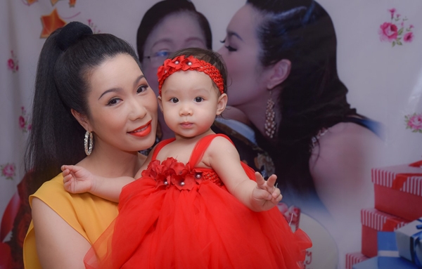 trinh-kim-chi-nghen-ngao-khi-chong-va-2-con-mung-sinh-nhat-9