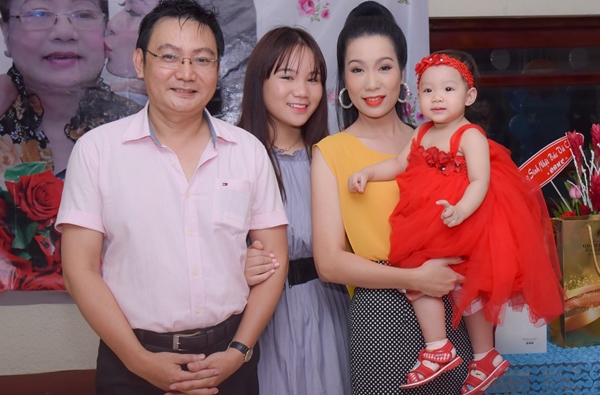 trinh-kim-chi-nghen-ngao-khi-chong-va-2-con-mung-sinh-nhat-10