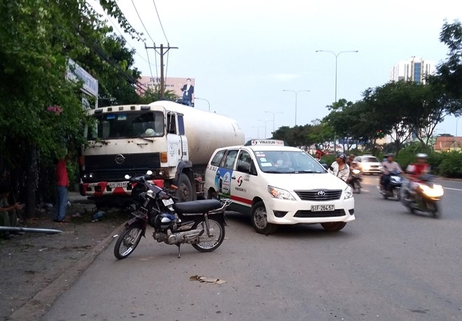 Xe bon huc taxi gan tram xe buyt, nhieu nguoi thao chay hinh anh 1
