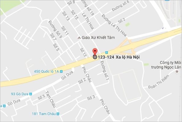 Xe bon huc taxi gan tram xe buyt, nhieu nguoi thao chay hinh anh 2