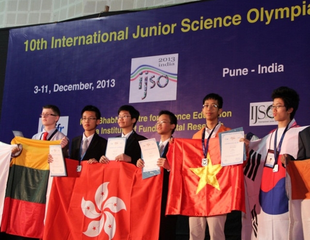  Vũ Quang giành huy chương Bạc Khoa học trẻ Quốc tế (IJSO) năm 2013 tại Ấn Độ. 