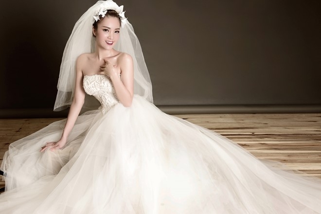 A hau Thuy Van goi cam voi vay cuoi cup nguc hinh anh 5