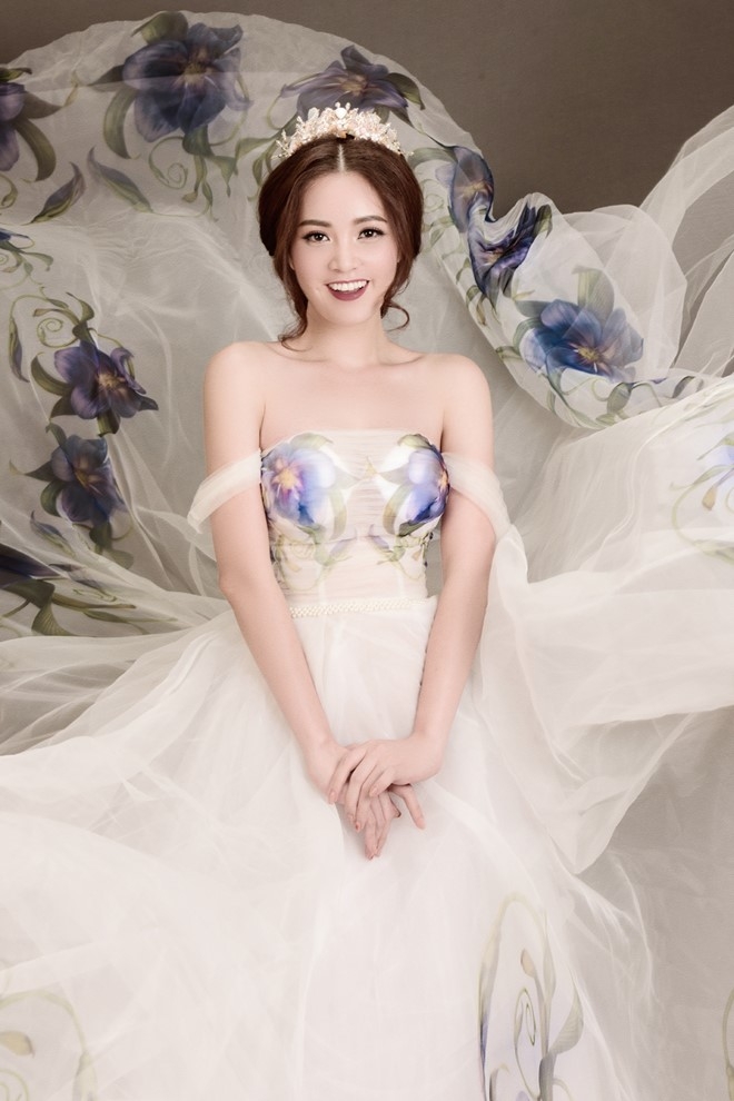 A hau Thuy Van goi cam voi vay cuoi cup nguc hinh anh 7