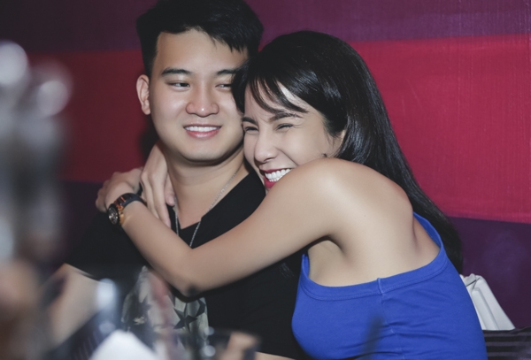 diep-lam-anh-quan-quyt-ban-trai-trong-tiec-sinh-nhat-2