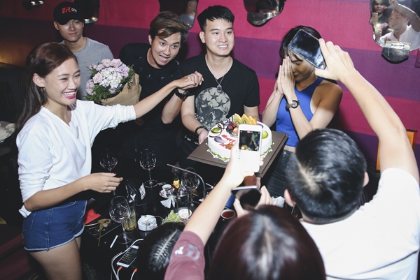 diep-lam-anh-quan-quyt-ban-trai-trong-tiec-sinh-nhat-6