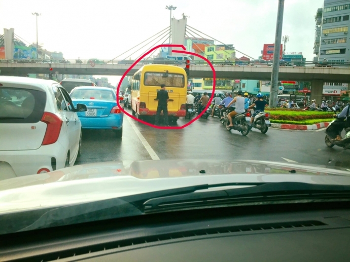 tè bậy sau xe khách, đi vệ sinh giữa đường, Ngã Tư Sở
