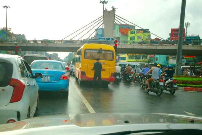 tè bậy sau xe khách, đi vệ sinh giữa đường, Ngã Tư Sở