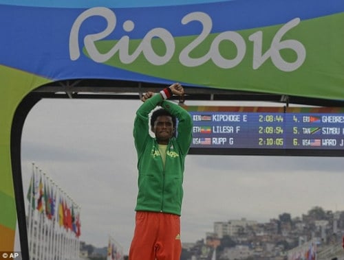 HCB marathon Olympic không dám về nhà vì sợ chết - 4