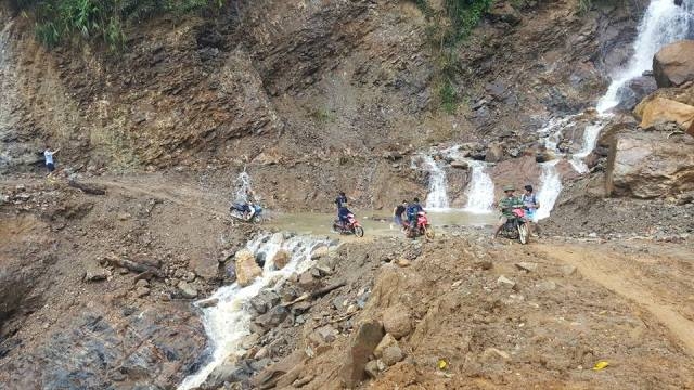  Dọc hơn 20km từ UBND xã Nậm Xây đến điểm khai thác vàng luôn có những đoạn suối trút nước mạnh cùng với đất đá, bùn lầy trên đường. Ảnh: Cao Tuân 