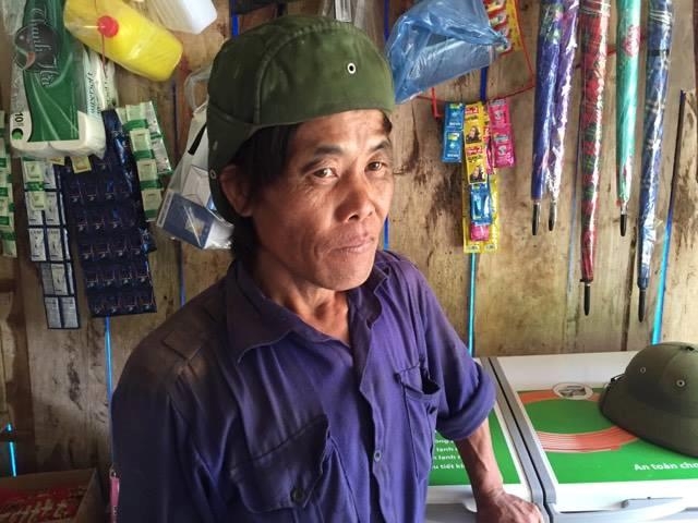  Ông Giàng A Khua đi gùi thuê ở xã Nậm Xây cho biết ông cùng đoàn trong xã đã đưa hơn chục thi thể từ trong bãi vàng ra ngoài. Mỗi thi thể được đưa ra ngoài, chủ bưởng vàng trả ít nhất 20 triệu đồng từ bãi vàng ra ngầm Nậm Xây Luông. 