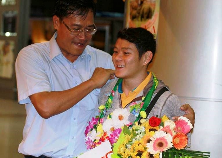 Lãnh đạo Liên đoàn cử tạ, thể hình TP HCM đã ra sân bay đón, động viên Thạch Kim Tuấn khi anh trở về. Ảnh: NT