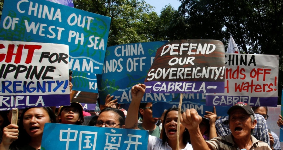 Người Philippines biểu tình phản đối hành động bành trướng của Trung Quốc trên Biển Đông. (Ảnh: Reuters)