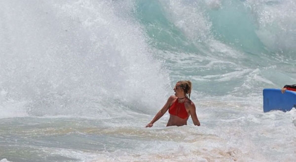 Britney Spears hoảng loạn vì suýt chết đuối trên biển Hawaii - Ảnh 2.