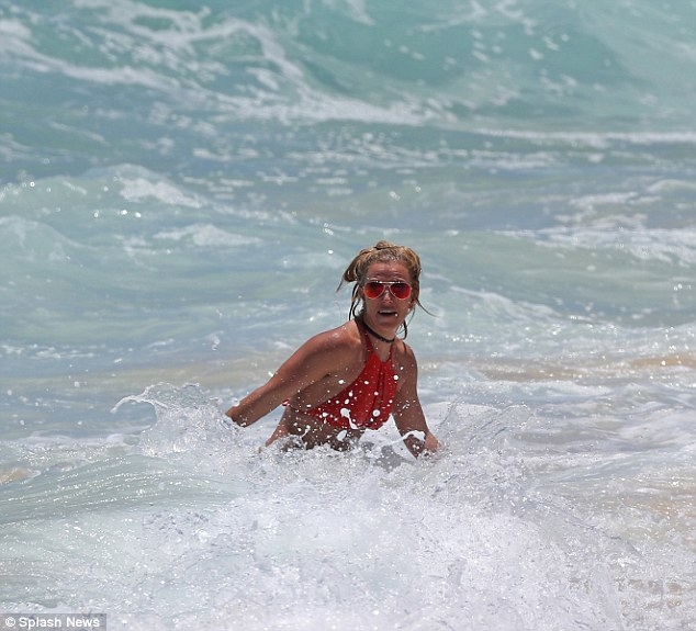 Britney Spears hoảng loạn vì suýt chết đuối trên biển Hawaii - Ảnh 1.