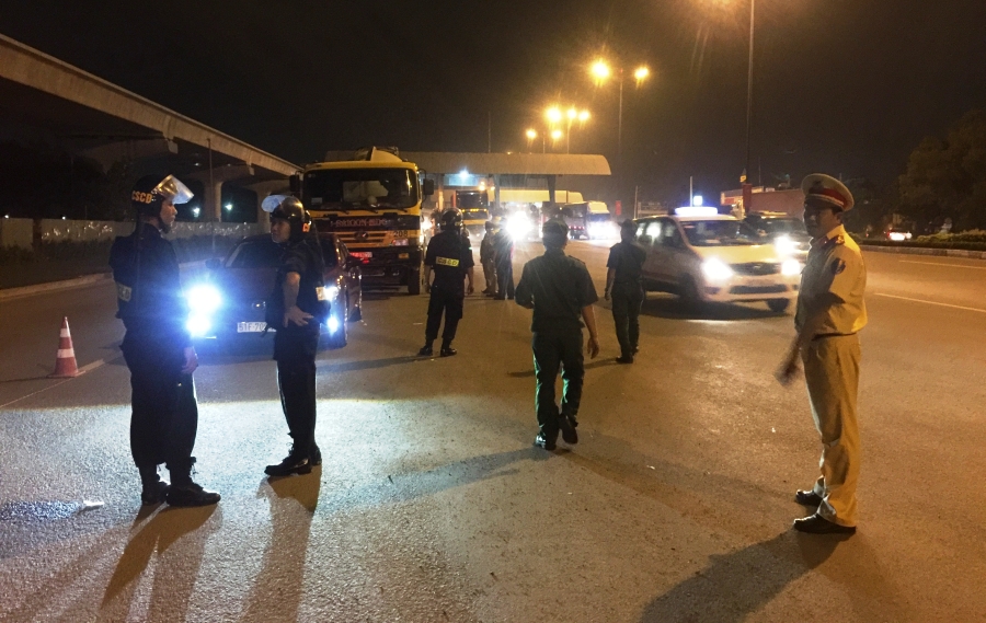  Lực lượng CSGT tổ chức kiểm tra, xử lý vi phạm nồng độ cồn đối với ôtô, xe tải... ở cửa ngõ TPHCM tối 23/8. 