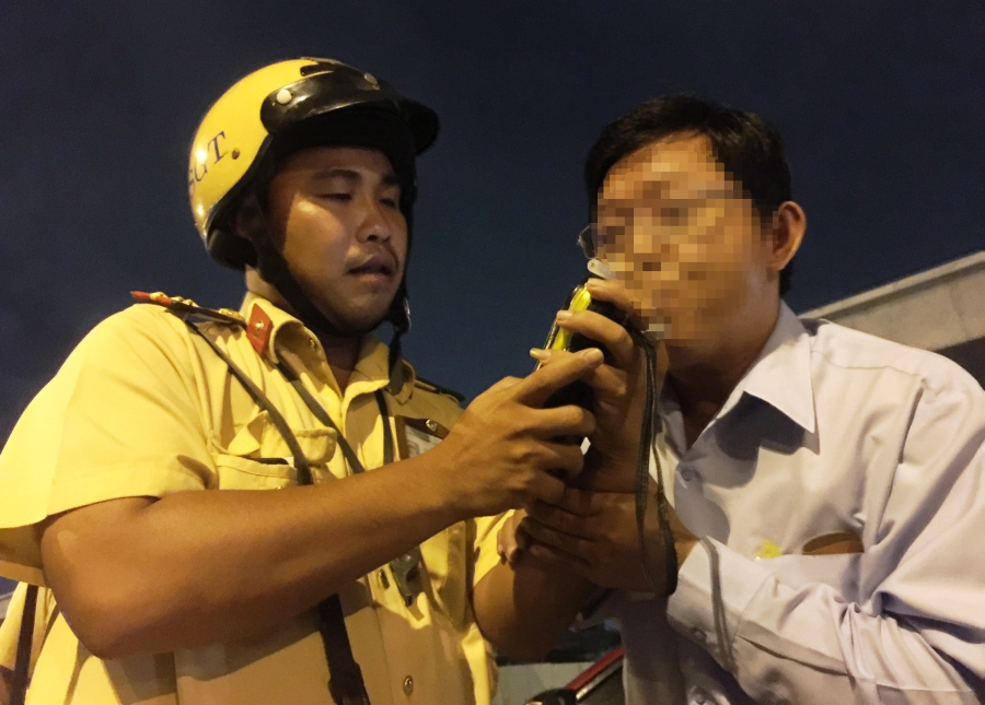  Ông Lê M.H. điều khiển xe du lịch khi nồng độ cồn trong cơ thể lên đến 0,490 miligam/lit khí thở và bị phạt 17 triệu đồng. 