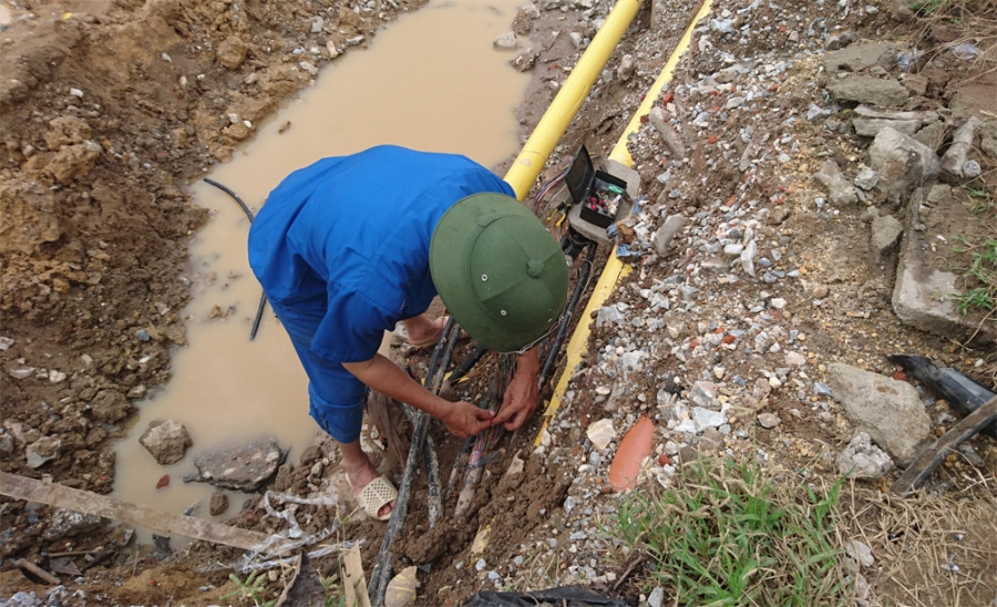 Người thợ sửa chữa mạng dây viễn thông này cho biết, mặc dù đã có người ra trông coi đề phòng đơn vị thi công làm hỏng hệ thống dây, nhưng vẫn không tránh khỏi sự cố.