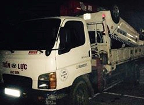 Can bo quan ly thi truong tu vong trong taxi lao xuong suoi hinh anh 1