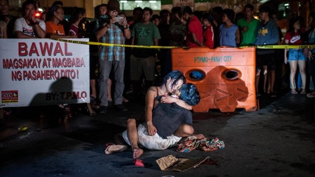 Jennilyn Olayres ôm thi thể người chồng bị bắn chết ở Manila hồi tháng trước. (Ảnh: Reuters)