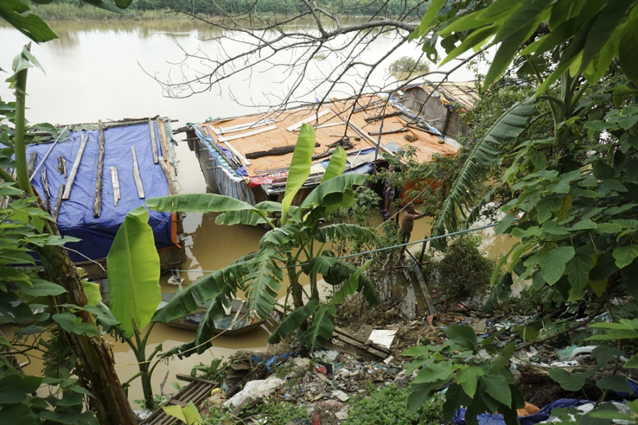  Tại xóm thuyền bè địa phận phường Phúc Xá, hàng chục hộ gia đình sống trên bè tạm điêu đứng trước những cơn mưa lớn, nước dâng cao xô đẩy làm hư hỏng cầu tạm dẫn lên bè nổi. 