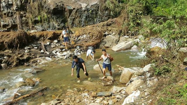  Tuyến đường đi vào khu vực khai thác vàng Mà Sa Phìn còn tiềm ẩn nguy cơ sạt lở. Ảnh: C.T 