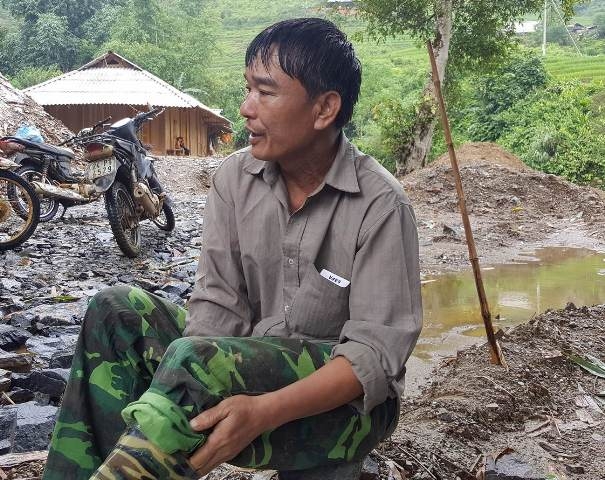  Ông Thành kể lại sự việc chứng kiến nhiều người phải bỏ mạng nơi rừng thiêng nước độc. Ảnh: C.T 