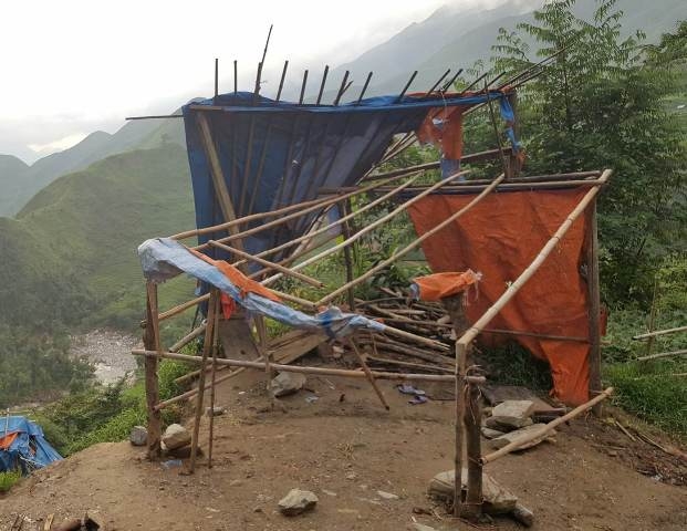  Một lán trại chênh vênh giữa sườn núi. Sau một cơn lũ lớn đã quét sạch tất cả. Ảnh: C.T 