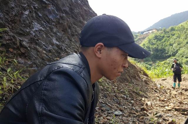  Phu vàng Phạm Văn Dự bàng hoàng kể lại giây phút kinh hoàng khi người bạn bị lũ cuốn trôi. Ảnh: C.T 
