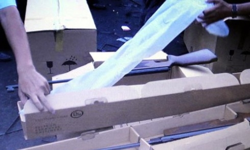 Súng và 2.000 viên đạn trong quần áo từ Mỹ về Sài Gòn