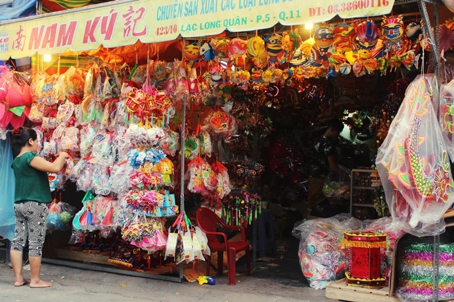 Xóm lồng đèn giấy kiếng hồi sinh giữa Sài Gòn