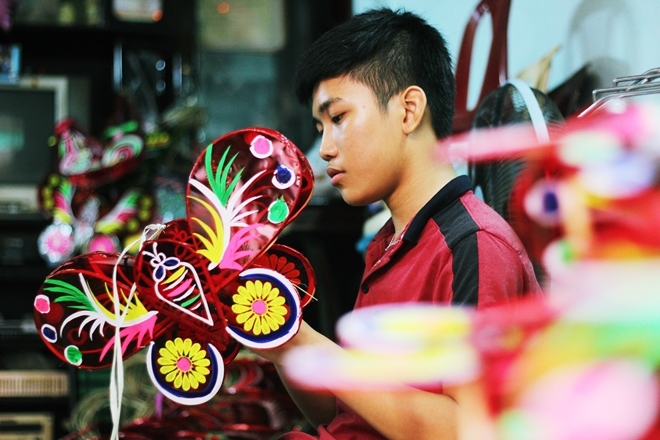 Xóm lồng đèn giấy kiếng hồi sinh giữa Sài Gòn