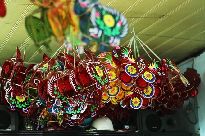 Xóm lồng đèn giấy kiếng hồi sinh giữa Sài Gòn