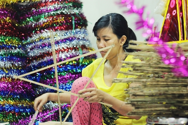 Xóm lồng đèn giấy kiếng hồi sinh giữa Sài Gòn