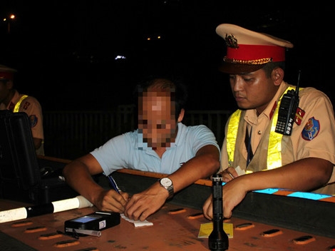 Chỉ trong vòng 20 phút, lực lượng CSGT phát hiện và xử lý hai trường hợp vi phạm về nồng độ cồn
