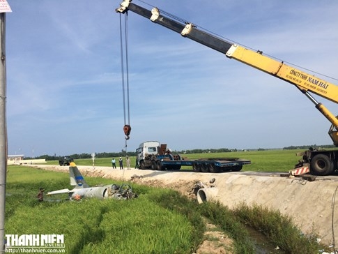 Đưa xác máy bay huấn luyện L39 khỏi cánh đồng để điều tra - ảnh 1