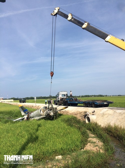 Đưa xác máy bay huấn luyện L39 khỏi cánh đồng để điều tra - ảnh 2