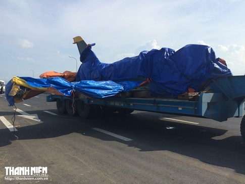 Đưa xác máy bay huấn luyện L39 khỏi cánh đồng để điều tra - ảnh 3
