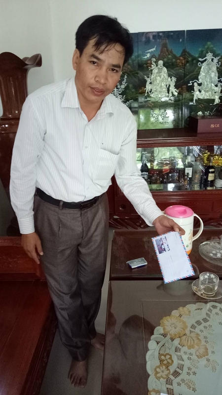  Ông Nguyễn Đình Linh cầm chiếc bì thư chứa 30 triệu đồng mà cán bộ tổ liên ngành mang đến trả lại sau khi vụ việc vỡ lở. 