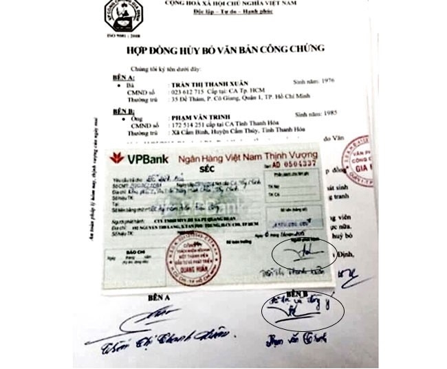  Chữ ký và chữ viết thật của Phạm Văn Trinh tại phòng công chứng trùng với chữ ký mang tên Giám đốc Trần Thị Thanh Xuân trong tờ séc. 