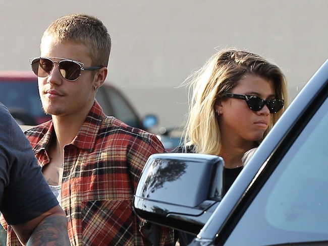 Selena Gomez khóc không ngừng vì Justin Bieber đã say đắm trong tình yêu mới? - Ảnh 2.