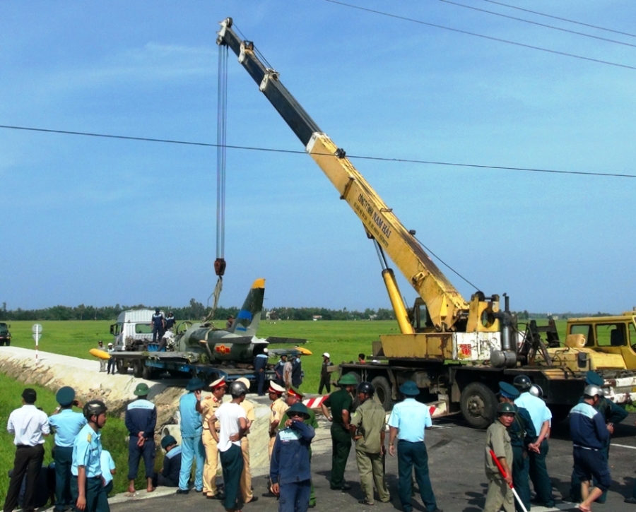 Máy bay gặp nạn được cẩu lên xe đưa về Trung đoàn Không quân 910 phục vụ công tác điều tra
