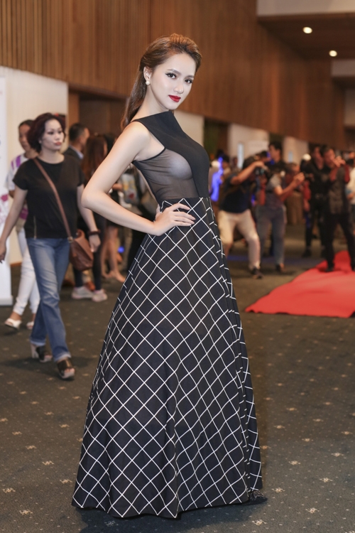 huong-giang-idol-khoe-vong-mot-sexy-khi-lam-mc-1