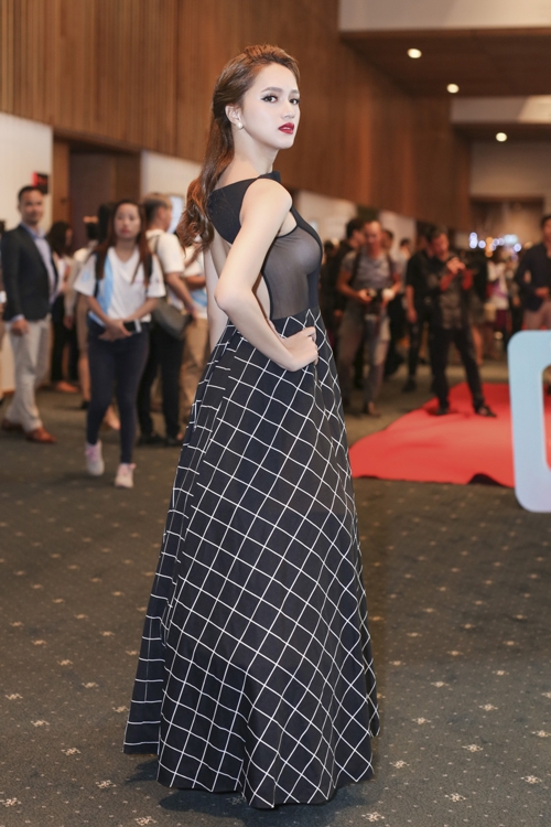 huong-giang-idol-khoe-vong-mot-sexy-khi-lam-mc-2