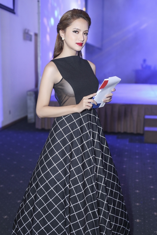 huong-giang-idol-khoe-vong-mot-sexy-khi-lam-mc-4