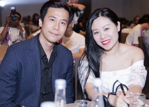 huong-giang-idol-khoe-vong-mot-sexy-khi-lam-mc-8